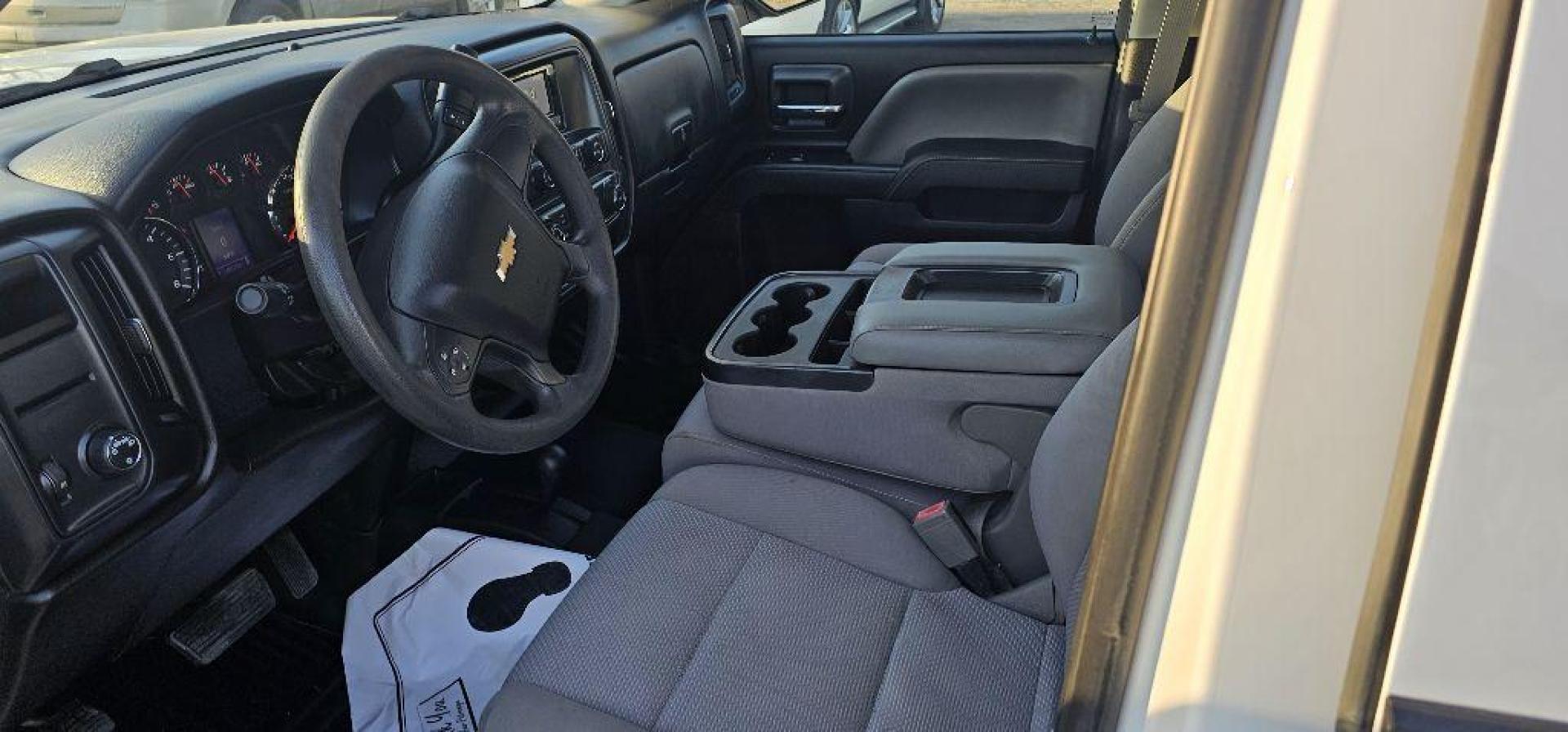 2015 WHITE CHEVROLET SILVERADO 1500 (1GCVKPECXFZ) with an 5.3L engine, Automatic transmission, located at 495 Old Highway 20 West, South Sioux City, NE, 68776, (402) 494-2677, 42.458408, -96.443512 - Photo#8