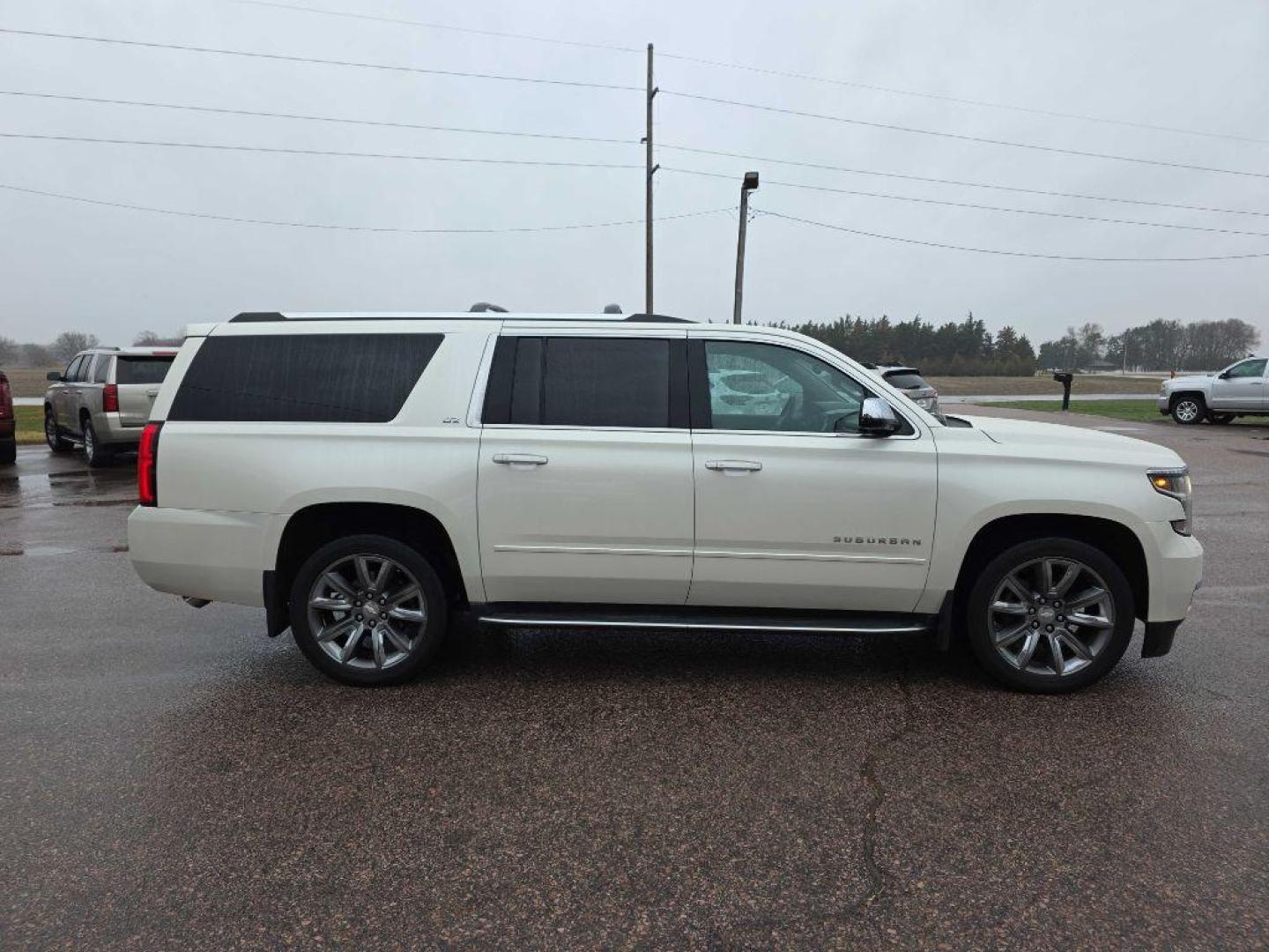 2015 WHITE CHEVROLET SUBURBAN 1500 LTZ (1GNSKKKC4FR) with an 5.3L engine, Automatic transmission, located at 495 Old Highway 20 West, South Sioux City, NE, 68776, (402) 494-2677, 42.458408, -96.443512 - Photo#4