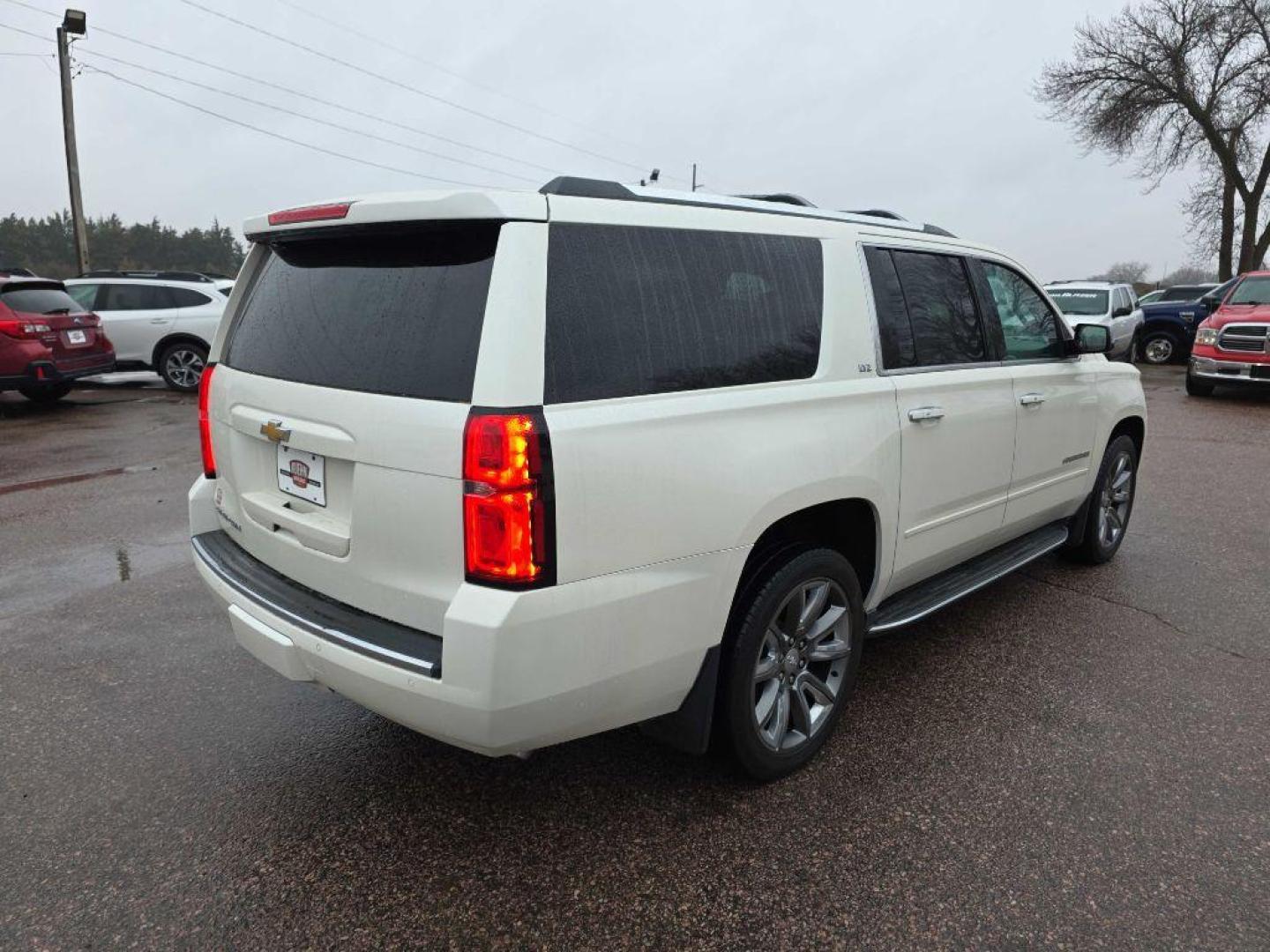 2015 WHITE CHEVROLET SUBURBAN 1500 LTZ (1GNSKKKC4FR) with an 5.3L engine, Automatic transmission, located at 495 Old Highway 20 West, South Sioux City, NE, 68776, (402) 494-2677, 42.458408, -96.443512 - Photo#3