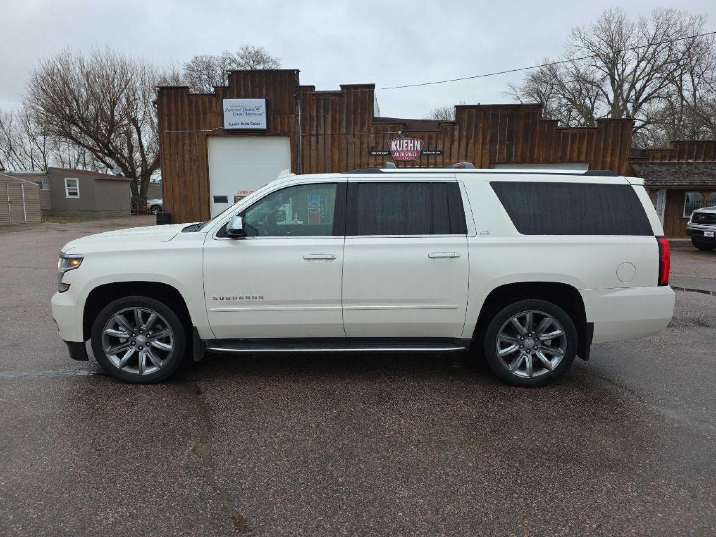 2015 WHITE CHEVROLET SUBURBAN 1500 LTZ (1GNSKKKC4FR) with an 5.3L engine, Automatic transmission, located at 495 Old Highway 20 West, South Sioux City, NE, 68776, (402) 494-2677, 42.458408, -96.443512 - Photo#1