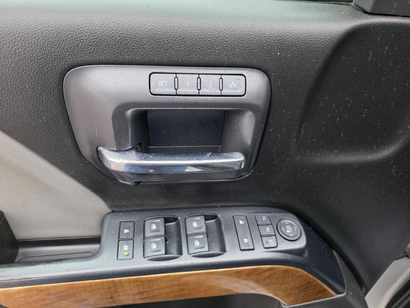 2017 SILVER CHEVROLET SILVERADO 1500 LTZ (3GCUKSECXHG) with an 5.3L engine, Automatic transmission, located at 495 Old Highway 20 West, South Sioux City, NE, 68776, (402) 494-2677, 42.458408, -96.443512 - Photo#7