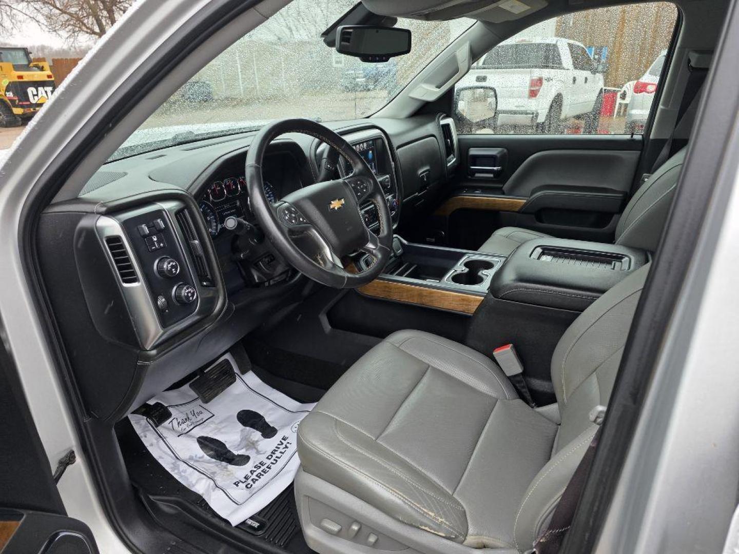 2017 SILVER CHEVROLET SILVERADO 1500 LTZ (3GCUKSECXHG) with an 5.3L engine, Automatic transmission, located at 495 Old Highway 20 West, South Sioux City, NE, 68776, (402) 494-2677, 42.458408, -96.443512 - Photo#8