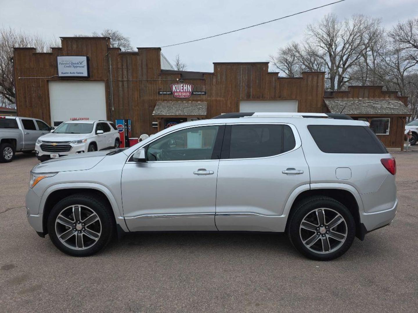 2018 SILVER GMC ACADIA DENALI (1GKKNXLS4JZ) with an 3.6L engine, Automatic transmission, located at 495 Old Highway 20 West, South Sioux City, NE, 68776, (402) 494-2677, 42.458408, -96.443512 - Photo#1