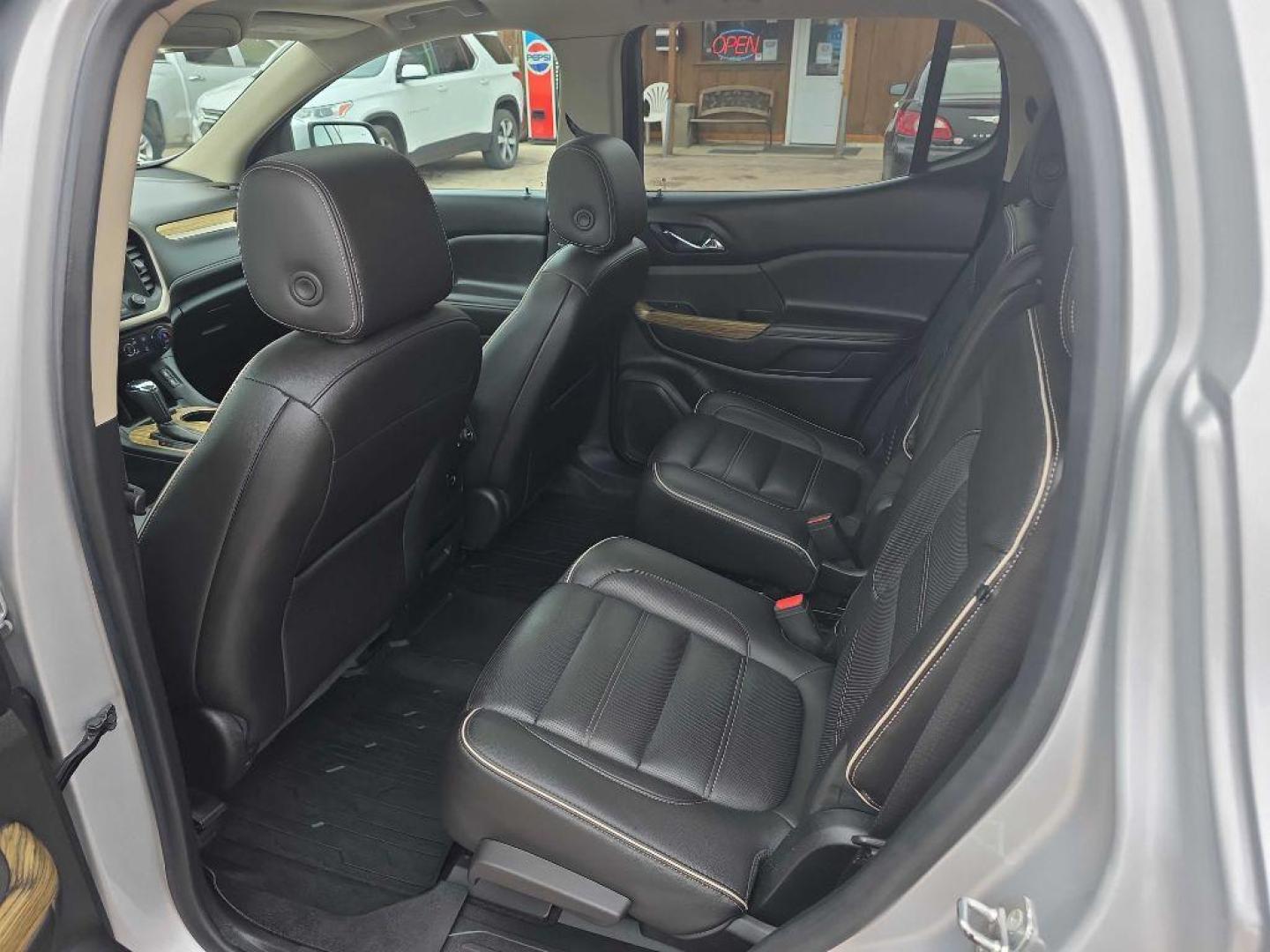 2018 SILVER GMC ACADIA DENALI (1GKKNXLS4JZ) with an 3.6L engine, Automatic transmission, located at 495 Old Highway 20 West, South Sioux City, NE, 68776, (402) 494-2677, 42.458408, -96.443512 - Photo#6