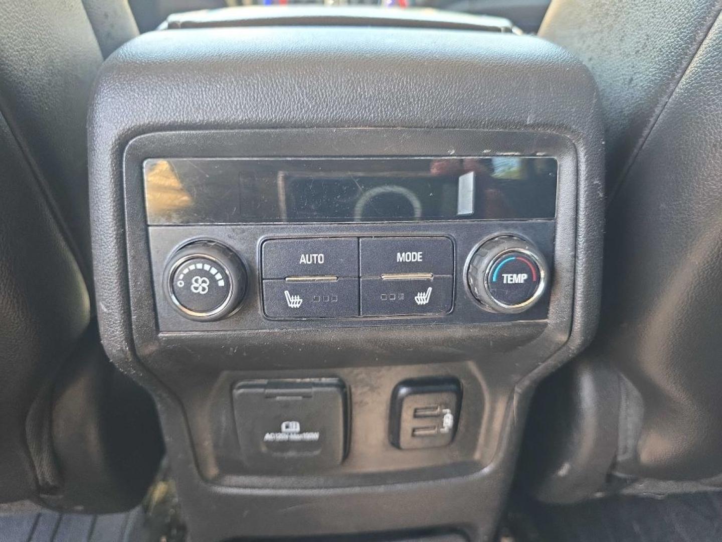2018 SILVER GMC ACADIA DENALI (1GKKNXLS4JZ) with an 3.6L engine, Automatic transmission, located at 495 Old Highway 20 West, South Sioux City, NE, 68776, (402) 494-2677, 42.458408, -96.443512- Photo#9