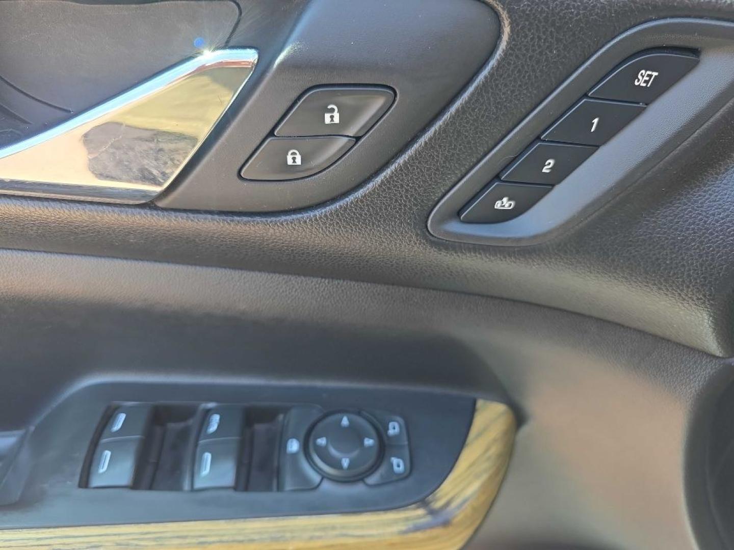 2018 SILVER GMC ACADIA DENALI (1GKKNXLS4JZ) with an 3.6L engine, Automatic transmission, located at 495 Old Highway 20 West, South Sioux City, NE, 68776, (402) 494-2677, 42.458408, -96.443512- Photo#10