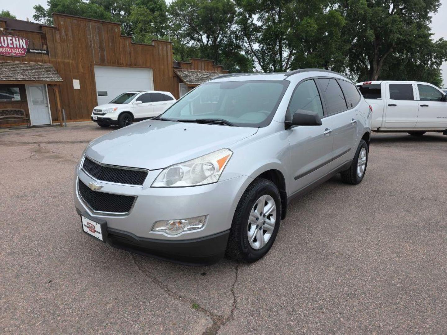 2011 SILVER CHEVROLET TRAVERSE LS (1GNKRFED5BJ) with an 3.6L engine, Automatic transmission, located at 495 Old Highway 20 West, South Sioux City, NE, 68776, (402) 494-2677, 42.458408, -96.443512 - Photo#0