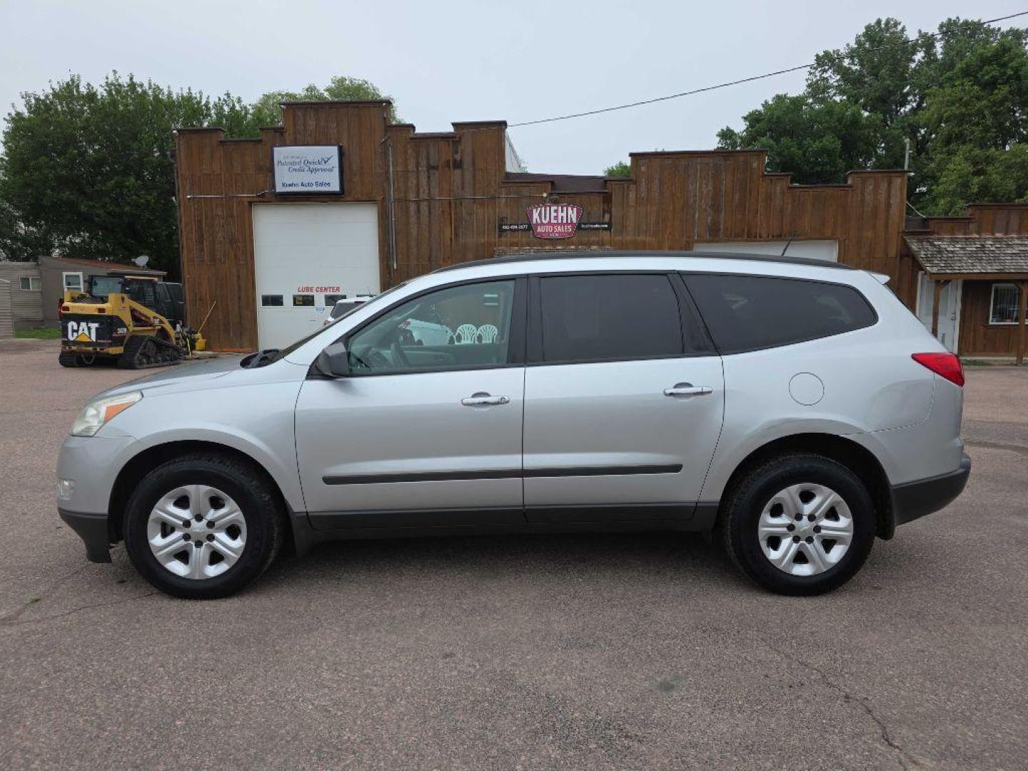 2011 SILVER CHEVROLET TRAVERSE LS (1GNKRFED5BJ) with an 3.6L engine, Automatic transmission, located at 495 Old Highway 20 West, South Sioux City, NE, 68776, (402) 494-2677, 42.458408, -96.443512 - Photo#1