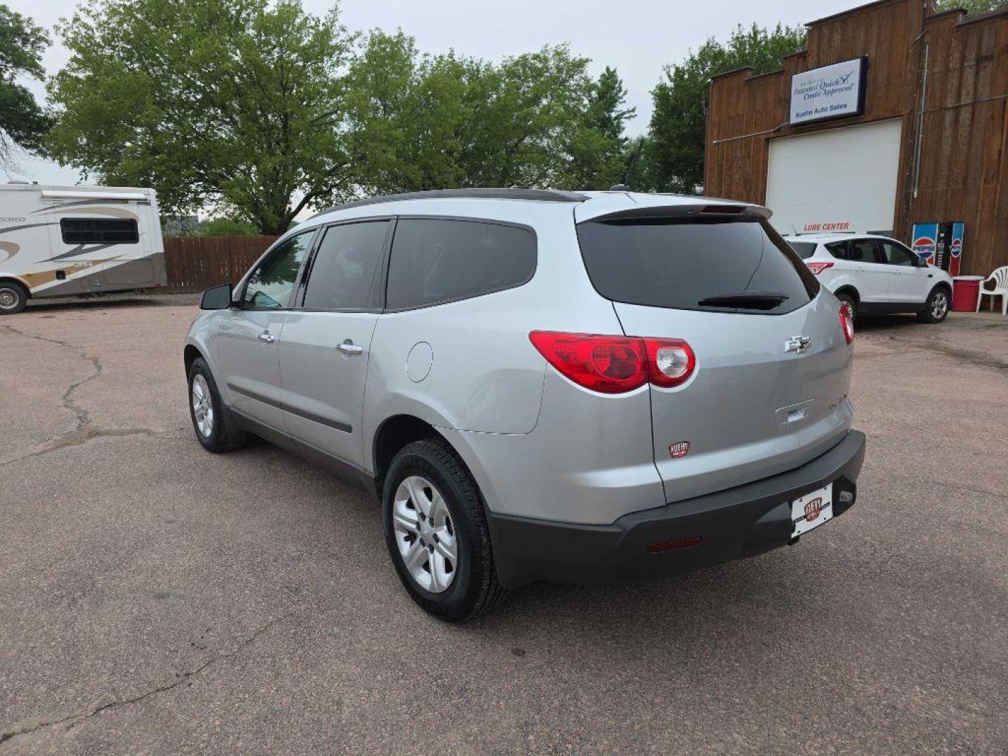 2011 SILVER CHEVROLET TRAVERSE LS (1GNKRFED5BJ) with an 3.6L engine, Automatic transmission, located at 495 Old Highway 20 West, South Sioux City, NE, 68776, (402) 494-2677, 42.458408, -96.443512 - Photo#2