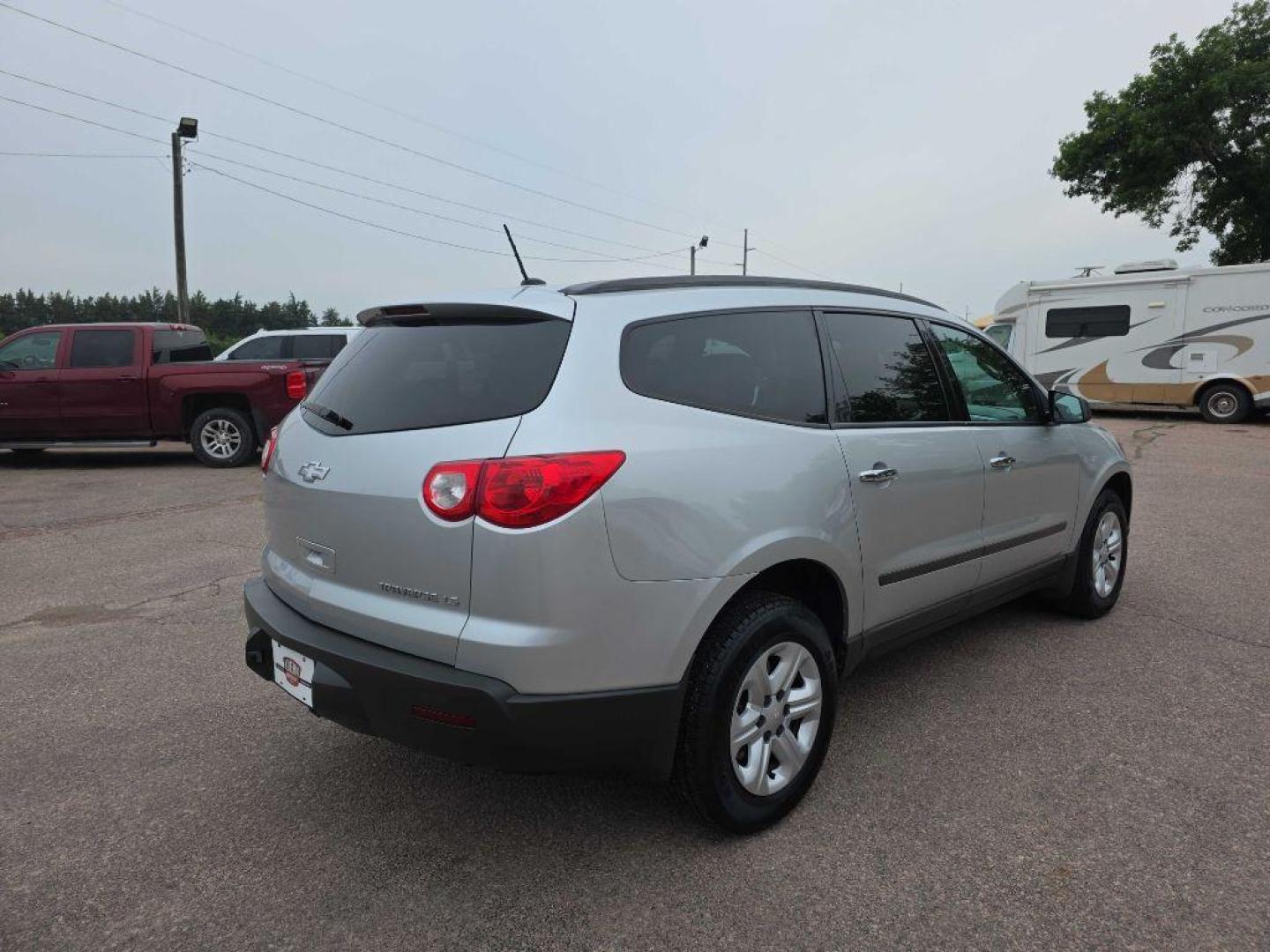 2011 SILVER CHEVROLET TRAVERSE LS (1GNKRFED5BJ) with an 3.6L engine, Automatic transmission, located at 495 Old Highway 20 West, South Sioux City, NE, 68776, (402) 494-2677, 42.458408, -96.443512 - Photo#3