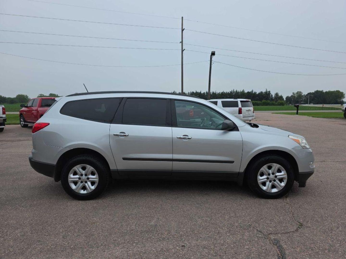 2011 SILVER CHEVROLET TRAVERSE LS (1GNKRFED5BJ) with an 3.6L engine, Automatic transmission, located at 495 Old Highway 20 West, South Sioux City, NE, 68776, (402) 494-2677, 42.458408, -96.443512 - Photo#4