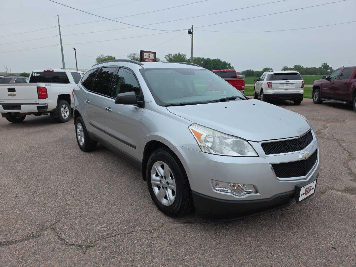 2011 SILVER CHEVROLET TRAVERSE LS (1GNKRFED5BJ) with an 3.6L engine, Automatic transmission, located at 495 Old Highway 20 West, South Sioux City, NE, 68776, (402) 494-2677, 42.458408, -96.443512 - Photo#5