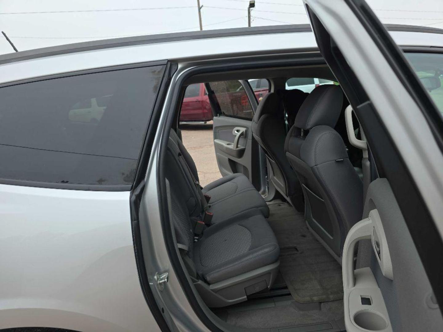 2011 SILVER CHEVROLET TRAVERSE LS (1GNKRFED5BJ) with an 3.6L engine, Automatic transmission, located at 495 Old Highway 20 West, South Sioux City, NE, 68776, (402) 494-2677, 42.458408, -96.443512 - Photo#6