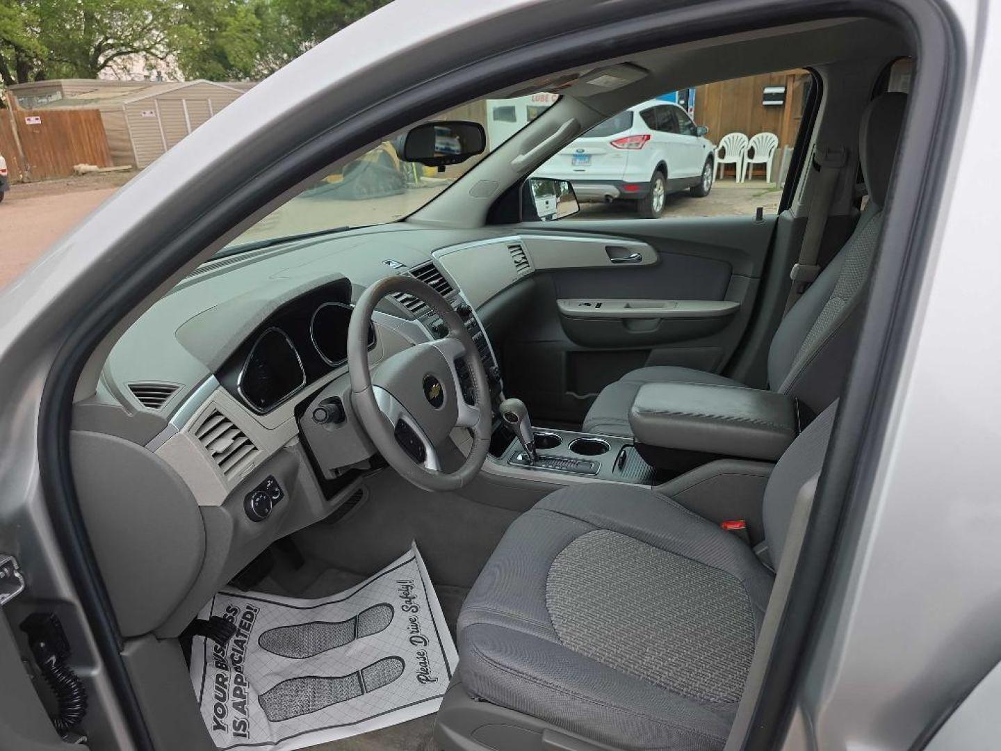 2011 SILVER CHEVROLET TRAVERSE LS (1GNKRFED5BJ) with an 3.6L engine, Automatic transmission, located at 495 Old Highway 20 West, South Sioux City, NE, 68776, (402) 494-2677, 42.458408, -96.443512 - Photo#7