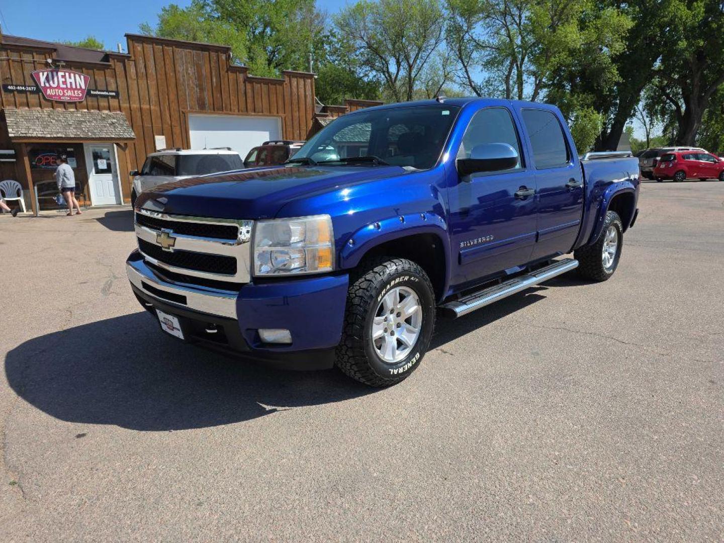 2010 BLUE CHEVROLET SILVERADO 1500 LT (3GCRKSE3XAG) with an 5.3L engine, Automatic transmission, located at 495 Old Highway 20 West, South Sioux City, NE, 68776, (402) 494-2677, 42.458408, -96.443512 - Photo#0