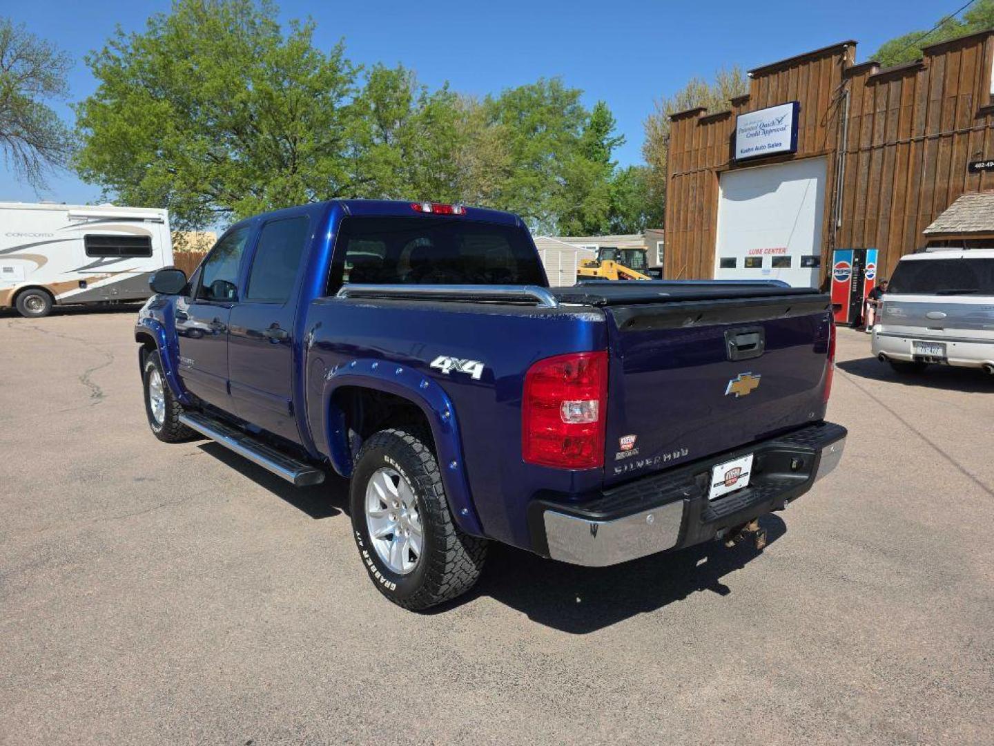 2010 BLUE CHEVROLET SILVERADO 1500 LT (3GCRKSE3XAG) with an 5.3L engine, Automatic transmission, located at 495 Old Highway 20 West, South Sioux City, NE, 68776, (402) 494-2677, 42.458408, -96.443512 - Photo#2