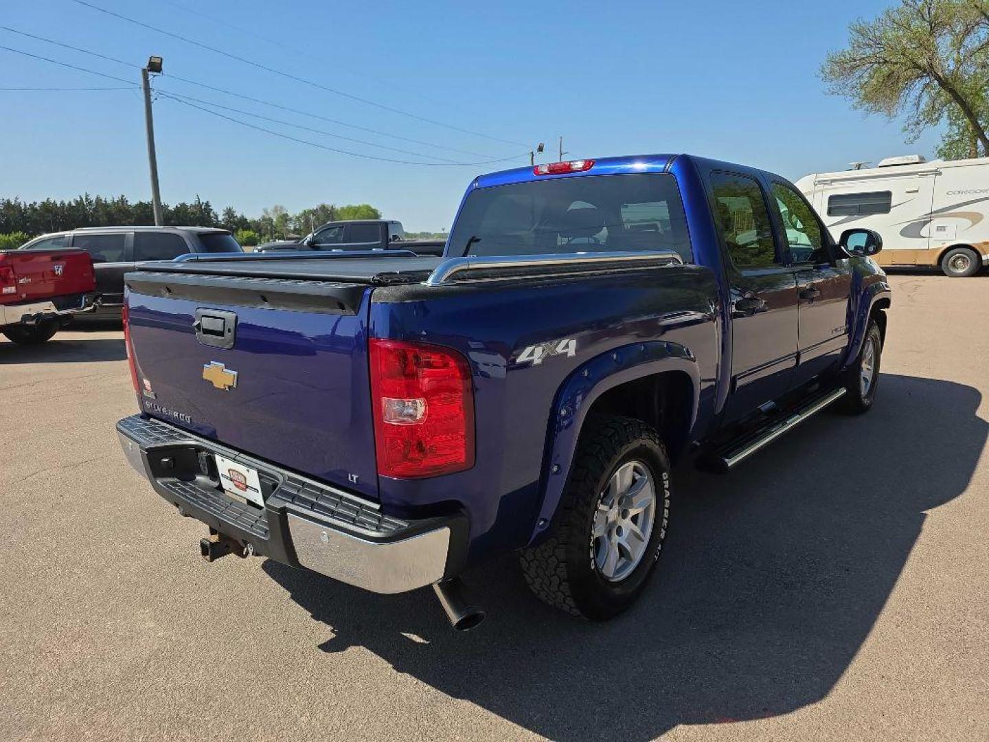 2010 BLUE CHEVROLET SILVERADO 1500 LT (3GCRKSE3XAG) with an 5.3L engine, Automatic transmission, located at 495 Old Highway 20 West, South Sioux City, NE, 68776, (402) 494-2677, 42.458408, -96.443512 - Photo#3