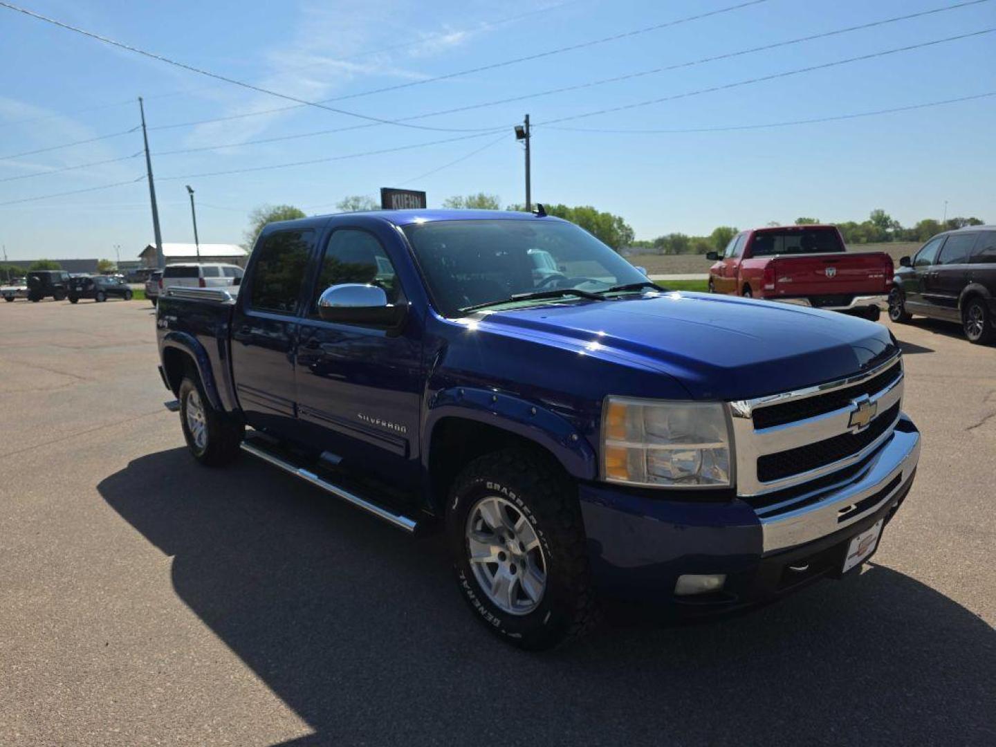 2010 BLUE CHEVROLET SILVERADO 1500 LT (3GCRKSE3XAG) with an 5.3L engine, Automatic transmission, located at 495 Old Highway 20 West, South Sioux City, NE, 68776, (402) 494-2677, 42.458408, -96.443512 - Photo#5