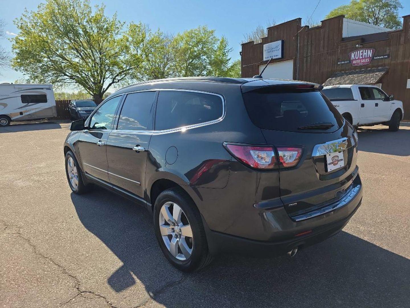 2014 GREY CHEVROLET TRAVERSE LTZ (1GNKVJKD7EJ) with an 3.6L engine, Automatic transmission, located at 495 Old Highway 20 West, South Sioux City, NE, 68776, (402) 494-2677, 42.458408, -96.443512 - Photo#3