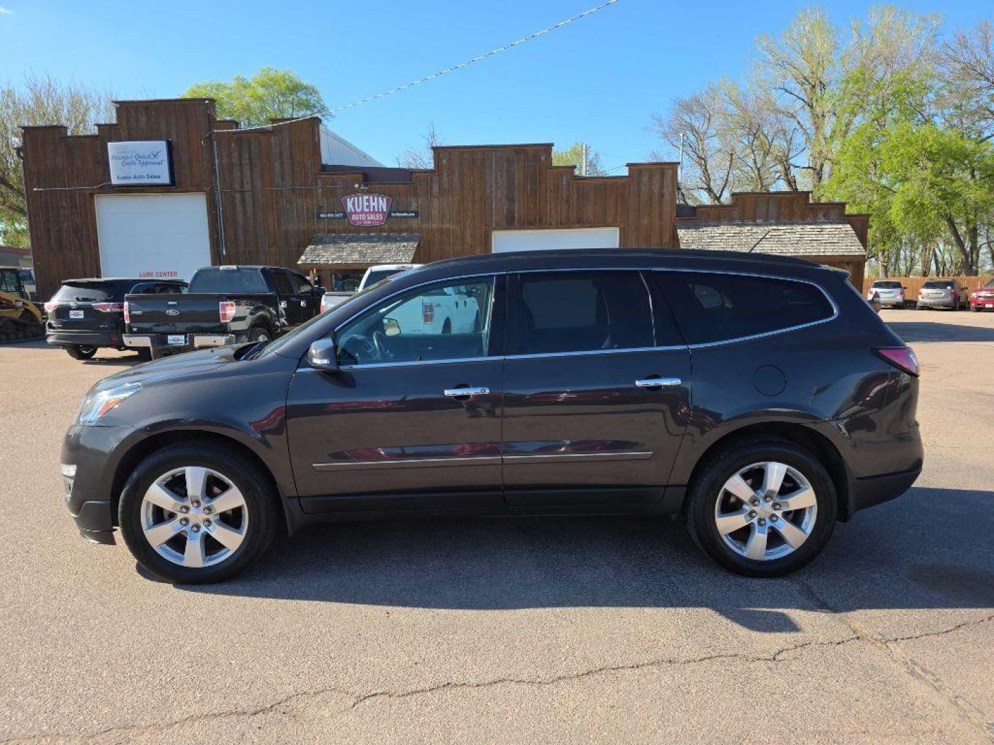 2014 GREY CHEVROLET TRAVERSE LTZ (1GNKVJKD7EJ) with an 3.6L engine, Automatic transmission, located at 495 Old Highway 20 West, South Sioux City, NE, 68776, (402) 494-2677, 42.458408, -96.443512 - Photo#4