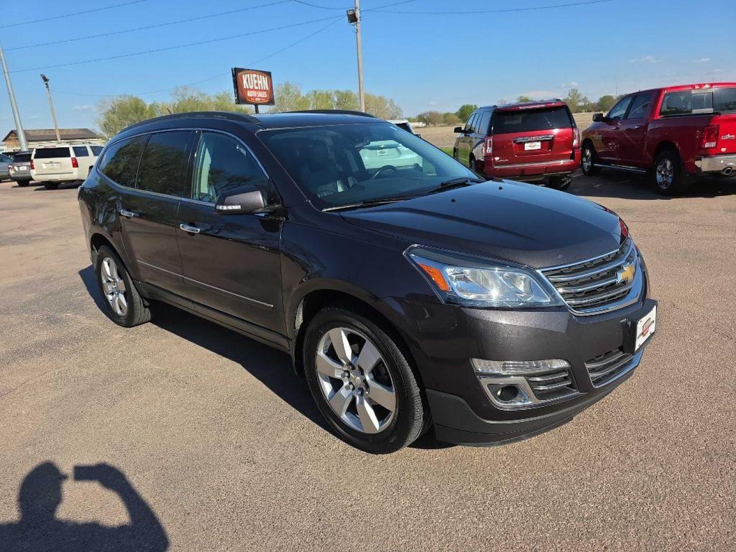 2014 GREY CHEVROLET TRAVERSE LTZ (1GNKVJKD7EJ) with an 3.6L engine, Automatic transmission, located at 495 Old Highway 20 West, South Sioux City, NE, 68776, (402) 494-2677, 42.458408, -96.443512 - Photo#5