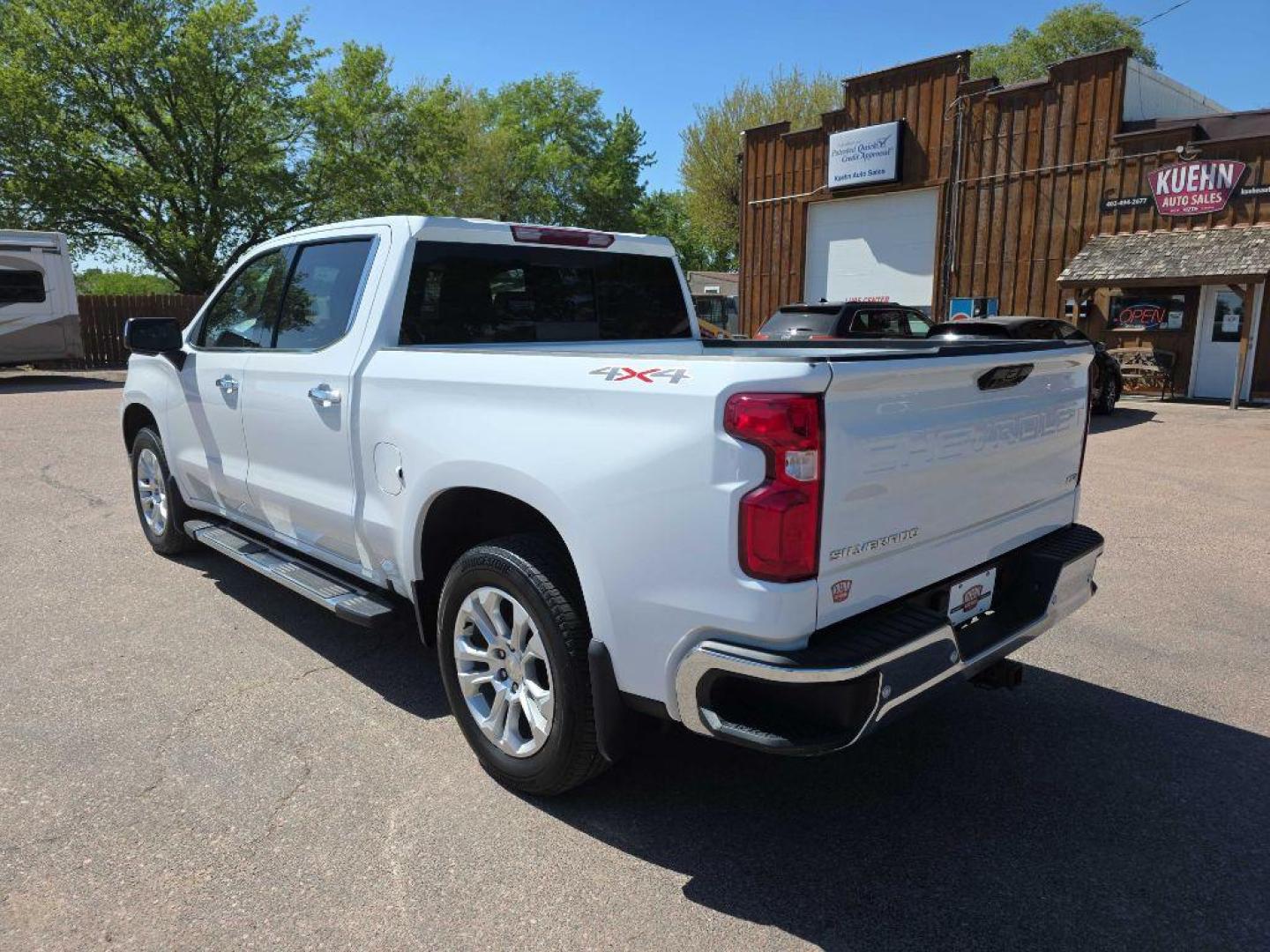 2022 WHITE CHEVROLET SILVERADO 1500 LTZ (3GCUDGEDXNG) with an 5.3L engine, Automatic transmission, located at 495 Old Highway 20 West, South Sioux City, NE, 68776, (402) 494-2677, 42.458408, -96.443512 - Photo#2
