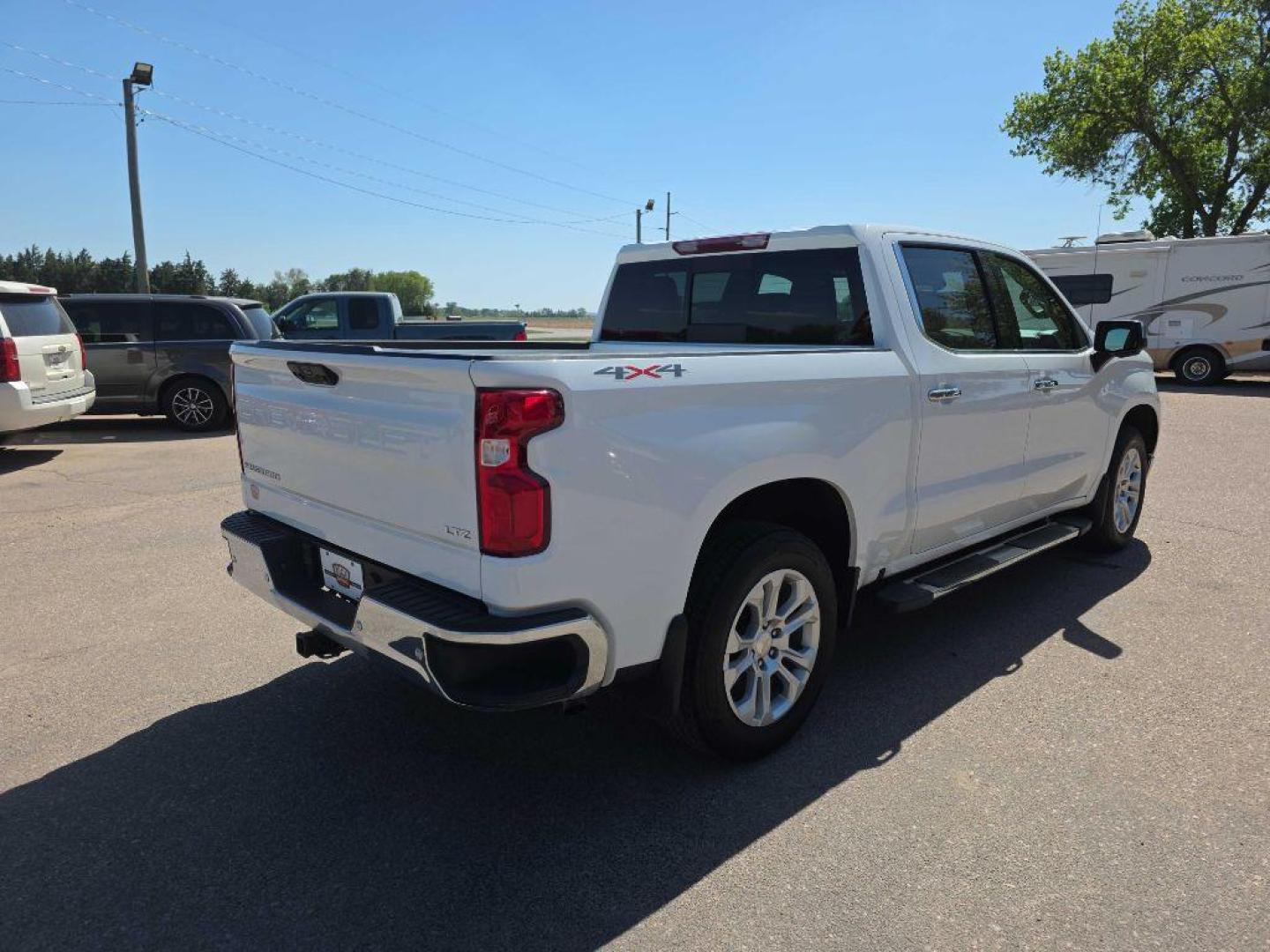 2022 WHITE CHEVROLET SILVERADO 1500 LTZ (3GCUDGEDXNG) with an 5.3L engine, Automatic transmission, located at 495 Old Highway 20 West, South Sioux City, NE, 68776, (402) 494-2677, 42.458408, -96.443512 - Photo#3