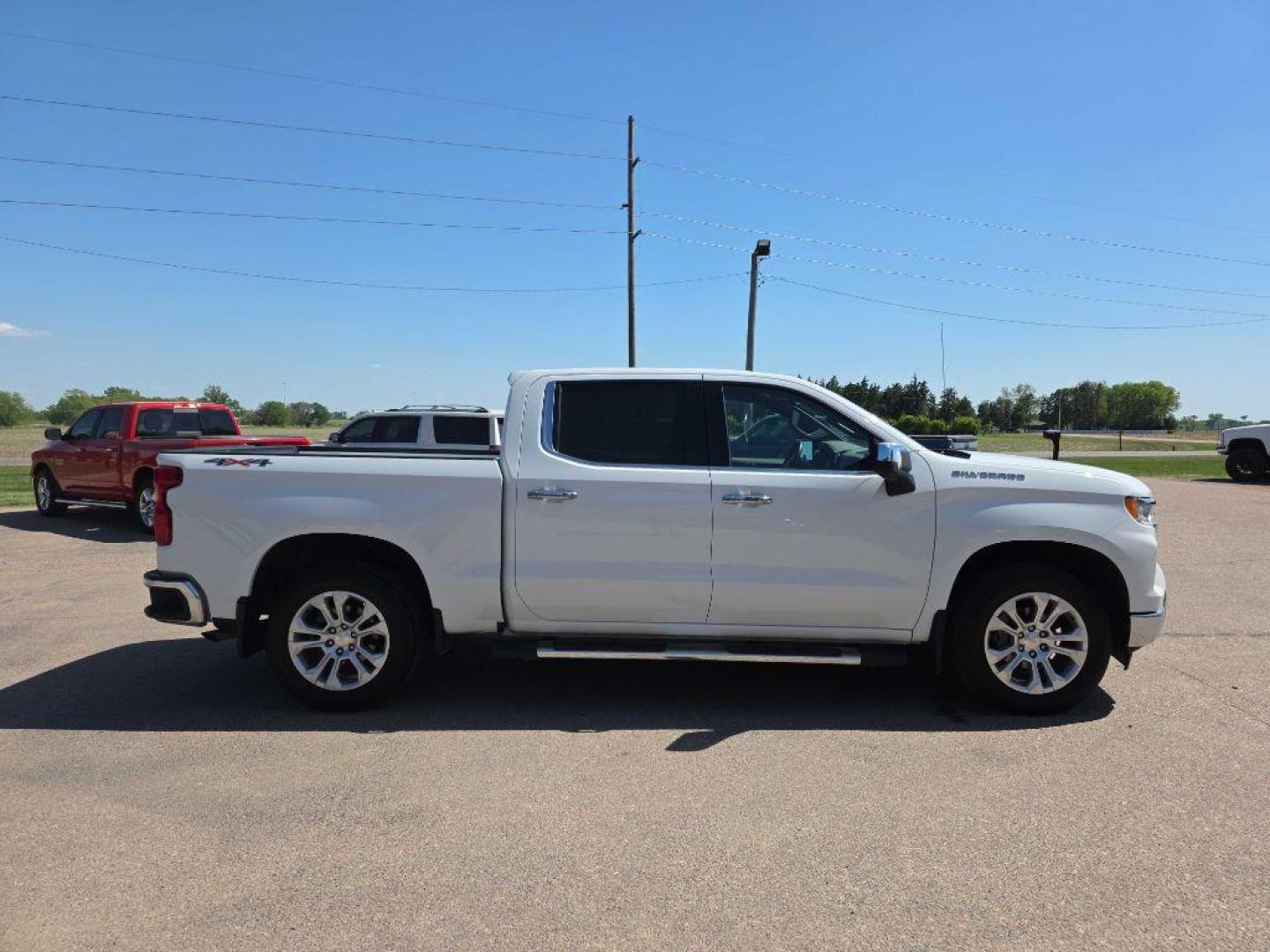 2022 WHITE CHEVROLET SILVERADO 1500 LTZ (3GCUDGEDXNG) with an 5.3L engine, Automatic transmission, located at 495 Old Highway 20 West, South Sioux City, NE, 68776, (402) 494-2677, 42.458408, -96.443512 - Photo#4
