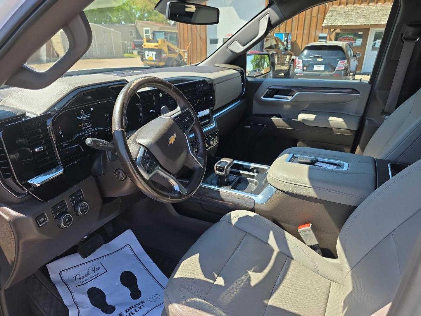 2022 WHITE CHEVROLET SILVERADO 1500 LTZ (3GCUDGEDXNG) with an 5.3L engine, Automatic transmission, located at 495 Old Highway 20 West, South Sioux City, NE, 68776, (402) 494-2677, 42.458408, -96.443512 - Photo#8