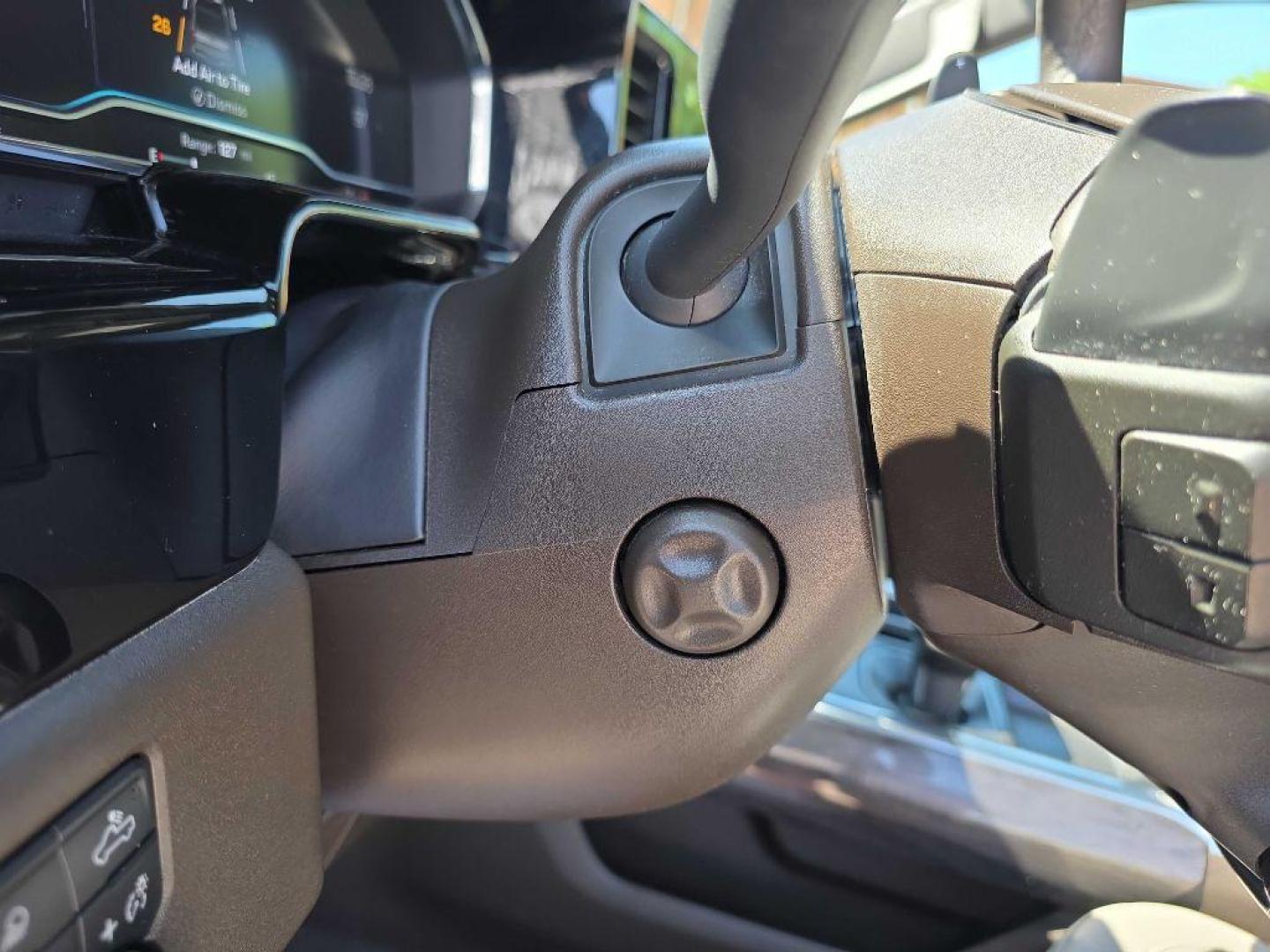 2022 WHITE CHEVROLET SILVERADO 1500 LTZ (3GCUDGEDXNG) with an 5.3L engine, Automatic transmission, located at 495 Old Highway 20 West, South Sioux City, NE, 68776, (402) 494-2677, 42.458408, -96.443512 - Photo#10