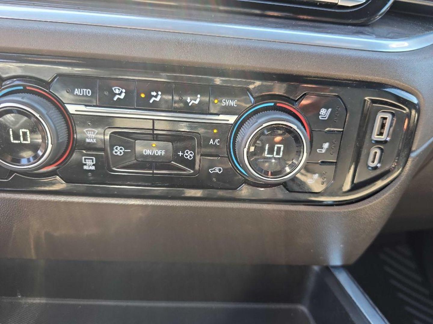 2022 WHITE CHEVROLET SILVERADO 1500 LTZ (3GCUDGEDXNG) with an 5.3L engine, Automatic transmission, located at 495 Old Highway 20 West, South Sioux City, NE, 68776, (402) 494-2677, 42.458408, -96.443512 - Photo#12