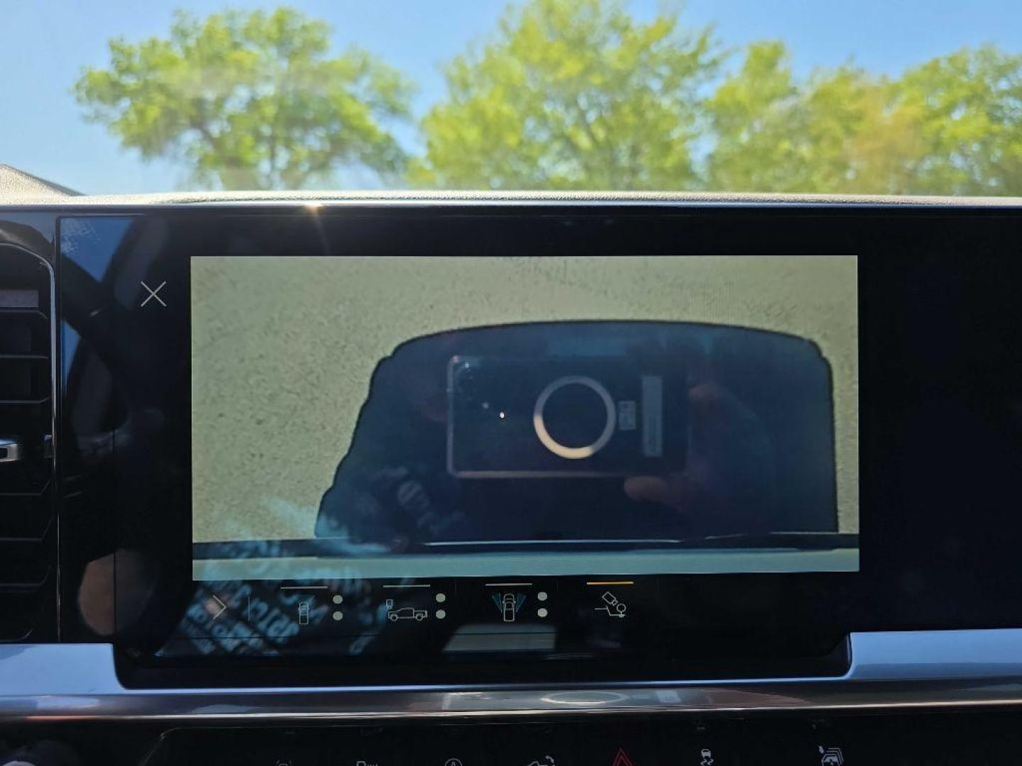 2022 WHITE CHEVROLET SILVERADO 1500 LTZ (3GCUDGEDXNG) with an 5.3L engine, Automatic transmission, located at 495 Old Highway 20 West, South Sioux City, NE, 68776, (402) 494-2677, 42.458408, -96.443512 - Photo#16