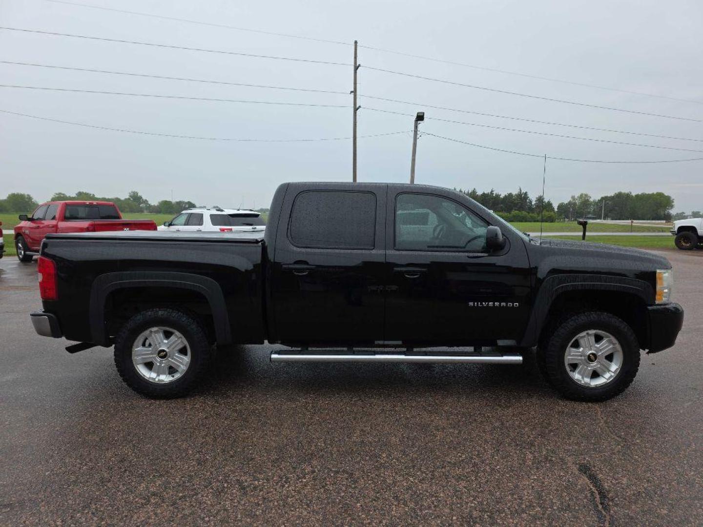 2011 BLACK CHEVROLET SILVERADO 1500 LT (3GCPKSE3XBG) with an 5.3L engine, Automatic transmission, located at 495 Old Highway 20 West, South Sioux City, NE, 68776, (402) 494-2677, 42.458408, -96.443512 - Photo#4