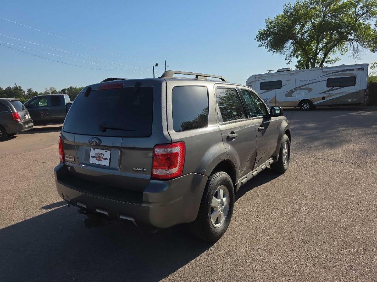 2009 GREY FORD ESCAPE XLT (1FMCU93GX9K) with an 3.0L engine, Automatic transmission, located at 495 Old Highway 20 West, South Sioux City, NE, 68776, (402) 494-2677, 42.458408, -96.443512 - Photo#3