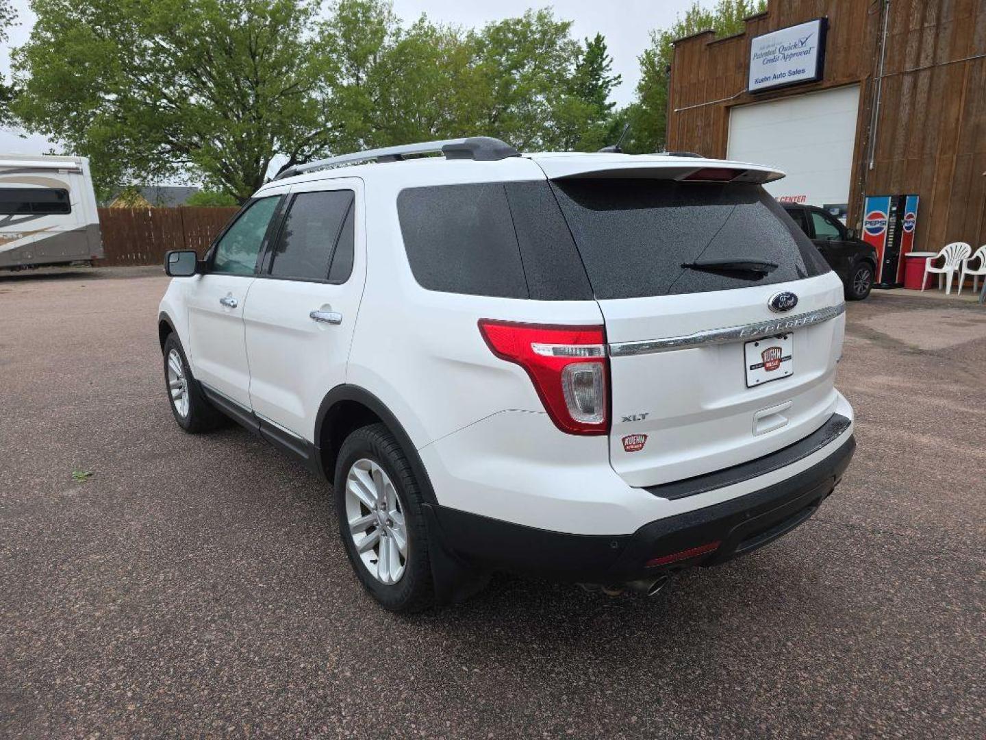 2013 WHITE FORD EXPLORER XLT (1FM5K8D84DG) with an 3.5L engine, Automatic transmission, located at 495 Old Highway 20 West, South Sioux City, NE, 68776, (402) 494-2677, 42.458408, -96.443512 - Photo#2