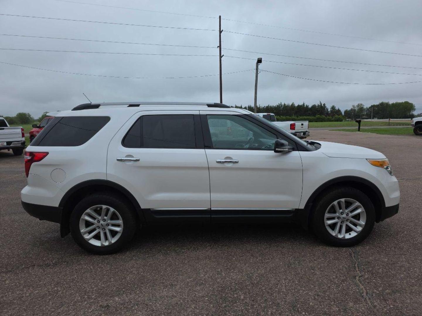 2013 WHITE FORD EXPLORER XLT (1FM5K8D84DG) with an 3.5L engine, Automatic transmission, located at 495 Old Highway 20 West, South Sioux City, NE, 68776, (402) 494-2677, 42.458408, -96.443512 - Photo#4