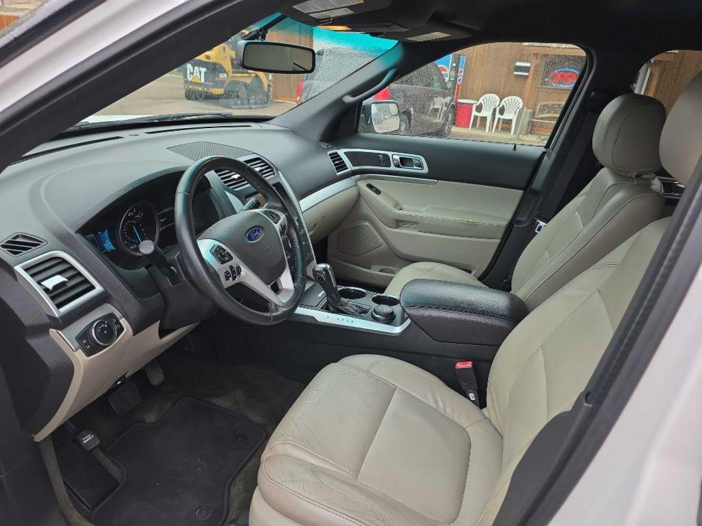 2013 WHITE FORD EXPLORER XLT (1FM5K8D84DG) with an 3.5L engine, Automatic transmission, located at 495 Old Highway 20 West, South Sioux City, NE, 68776, (402) 494-2677, 42.458408, -96.443512 - Photo#7