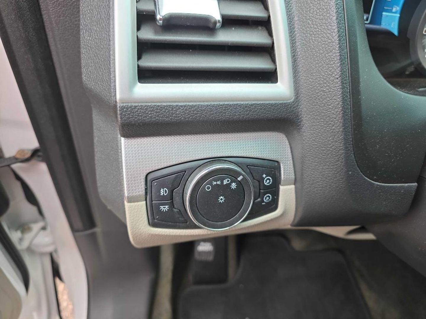 2013 WHITE FORD EXPLORER XLT (1FM5K8D84DG) with an 3.5L engine, Automatic transmission, located at 495 Old Highway 20 West, South Sioux City, NE, 68776, (402) 494-2677, 42.458408, -96.443512 - Photo#14