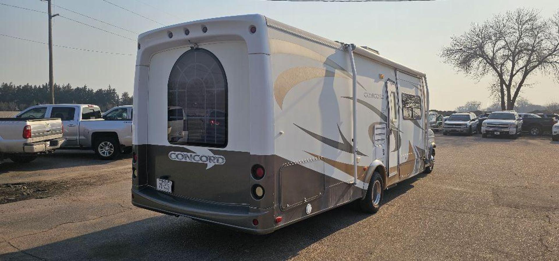 2006 WHITE FORD ECONOLINE E450 SUPER DUTY CUTAWAY VAN (1FDXE45S46H) with an 6.8L engine, Automatic transmission, located at 495 Old Highway 20 West, South Sioux City, NE, 68776, (402) 494-2677, 42.458408, -96.443512 - Photo#1