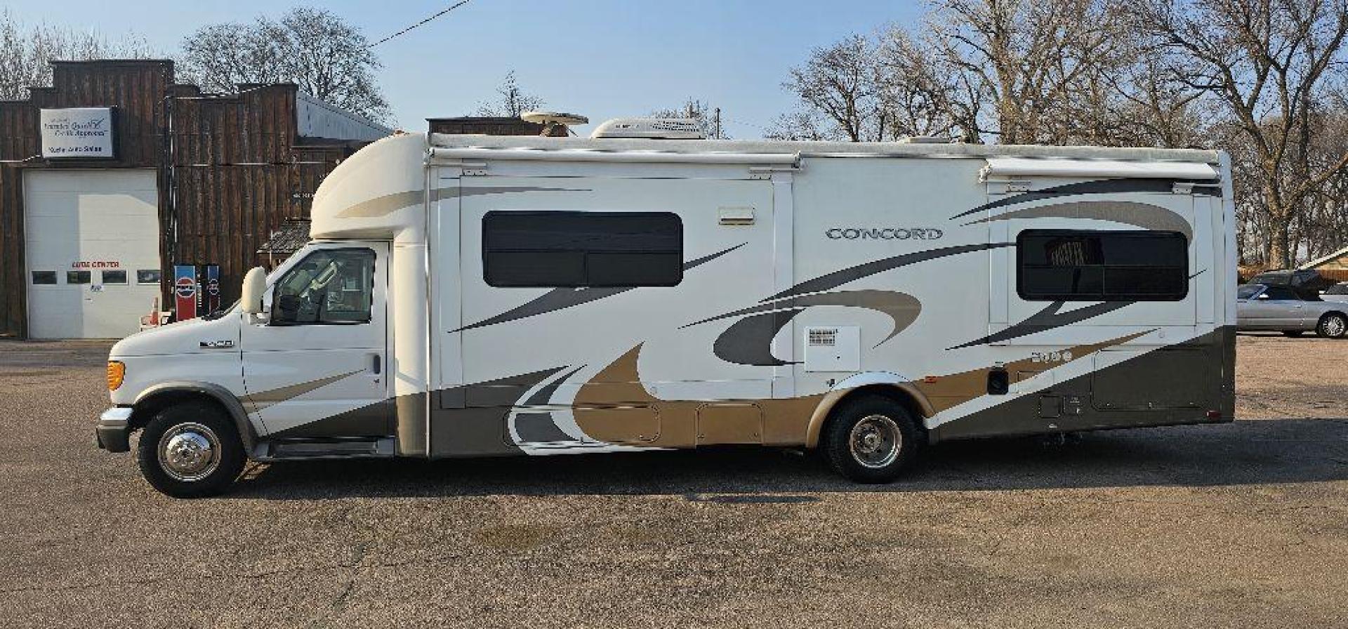 2006 WHITE FORD ECONOLINE E450 SUPER DUTY CUTAWAY VAN (1FDXE45S46H) with an 6.8L engine, Automatic transmission, located at 495 Old Highway 20 West, South Sioux City, NE, 68776, (402) 494-2677, 42.458408, -96.443512 - Photo#2