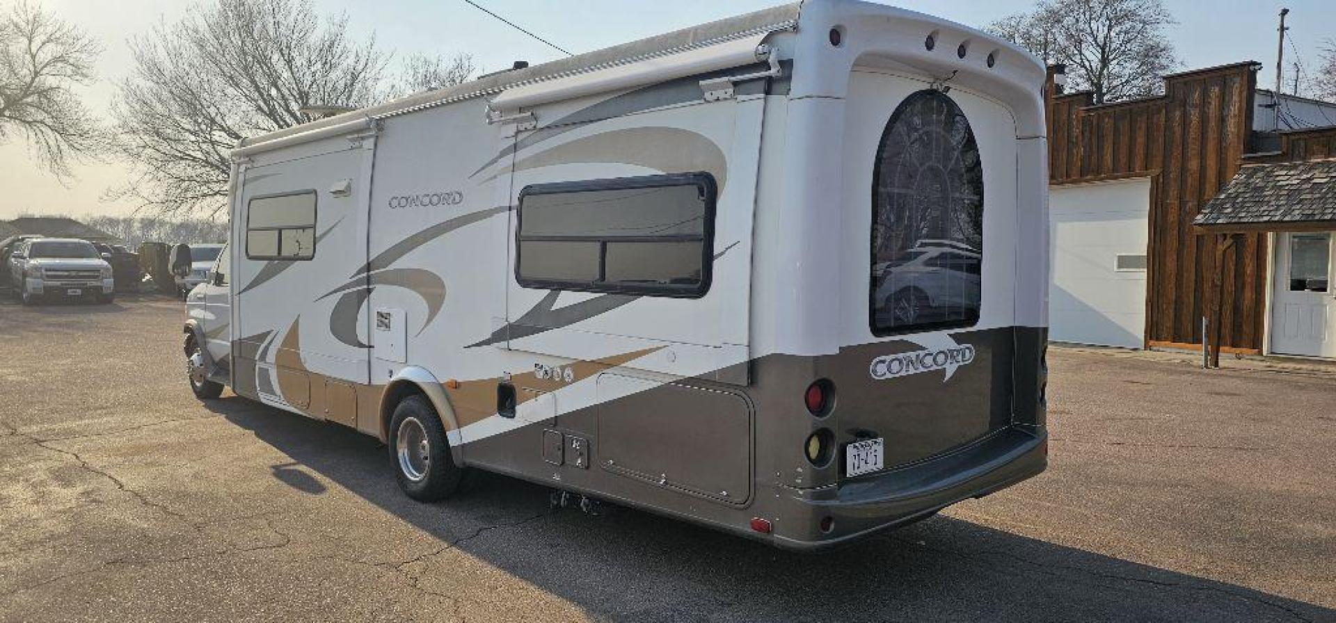 2006 WHITE FORD ECONOLINE E450 SUPER DUTY CUTAWAY VAN (1FDXE45S46H) with an 6.8L engine, Automatic transmission, located at 495 Old Highway 20 West, South Sioux City, NE, 68776, (402) 494-2677, 42.458408, -96.443512 - Photo#3