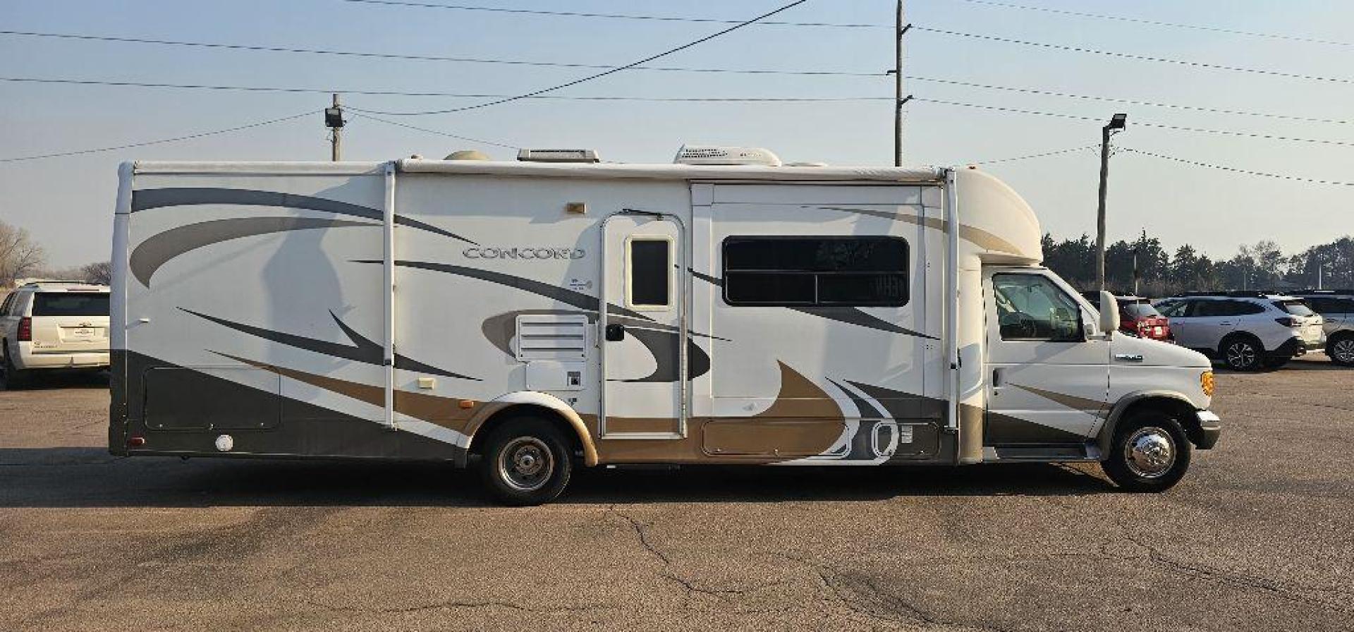 2006 WHITE FORD ECONOLINE E450 SUPER DUTY CUTAWAY VAN (1FDXE45S46H) with an 6.8L engine, Automatic transmission, located at 495 Old Highway 20 West, South Sioux City, NE, 68776, (402) 494-2677, 42.458408, -96.443512 - Photo#4