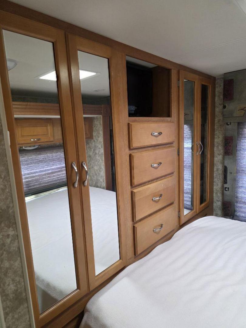 2006 WHITE FORD ECONOLINE E450 SUPER DUTY CUTAWAY VAN (1FDXE45S46H) with an 6.8L engine, Automatic transmission, located at 495 Old Highway 20 West, South Sioux City, NE, 68776, (402) 494-2677, 42.458408, -96.443512 - Photo#6