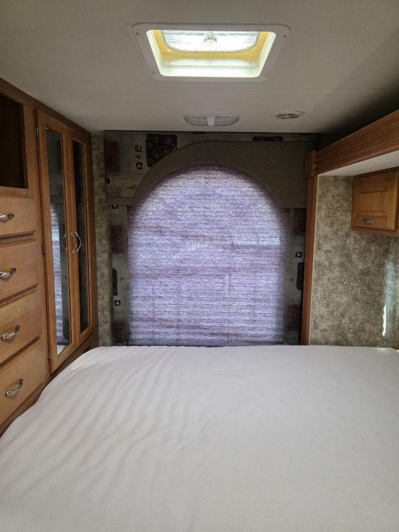 2006 WHITE FORD ECONOLINE E450 SUPER DUTY CUTAWAY VAN (1FDXE45S46H) with an 6.8L engine, Automatic transmission, located at 495 Old Highway 20 West, South Sioux City, NE, 68776, (402) 494-2677, 42.458408, -96.443512 - Photo#7