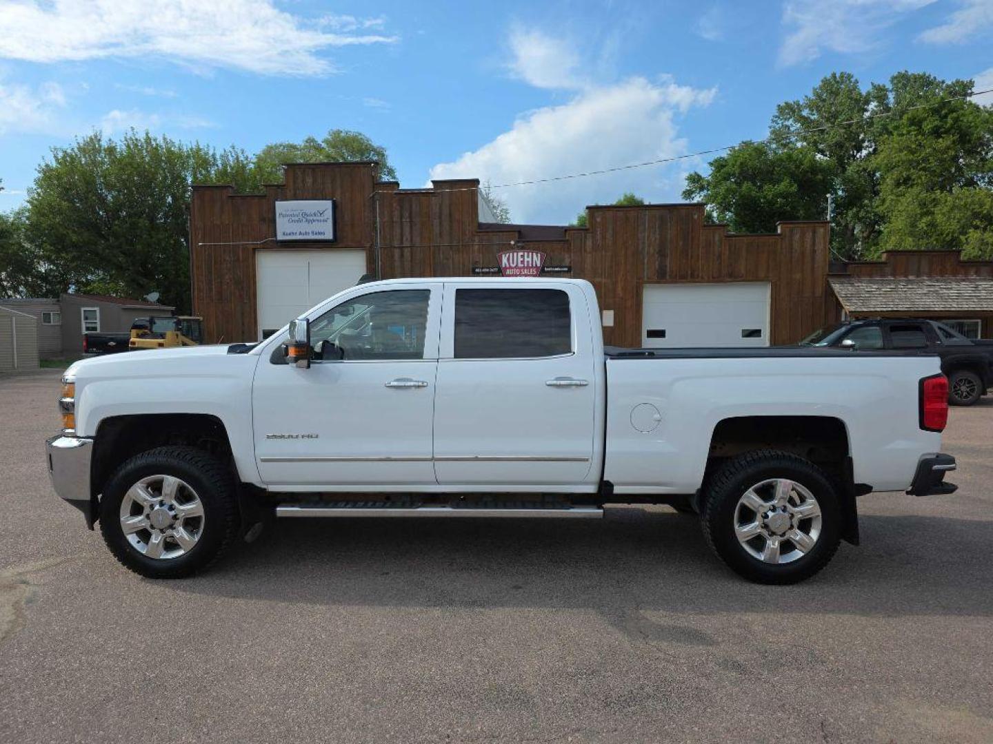 2018 WHITE CHEVROLET SILVERADO 2500 HEAVY DUTY LTZ (1GC1KWEG6JF) with an 6.0L engine, Automatic transmission, located at 495 Old Highway 20 West, South Sioux City, NE, 68776, (402) 494-2677, 42.458408, -96.443512 - Photo#1