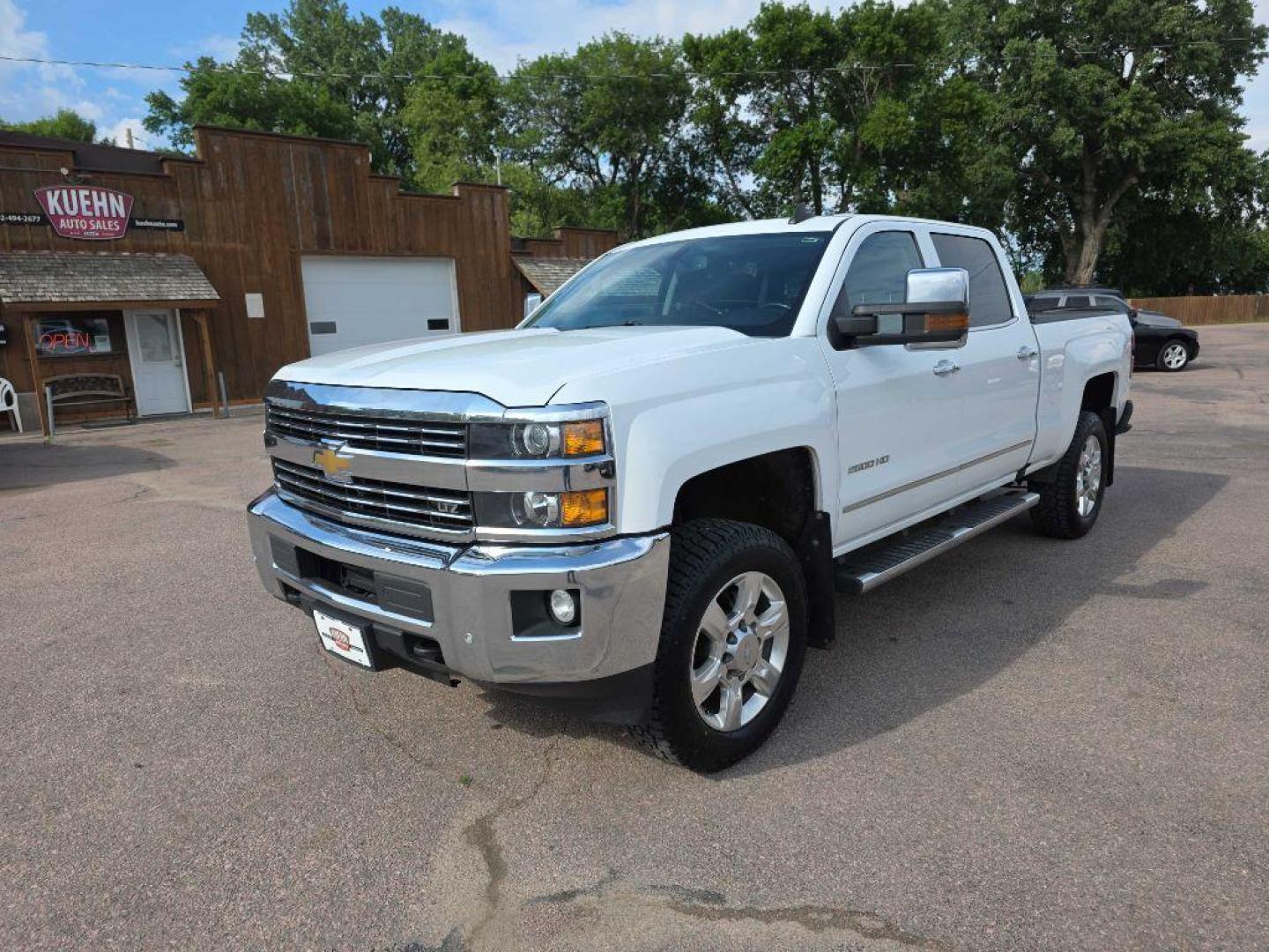 2018 WHITE CHEVROLET SILVERADO 2500 HEAVY DUTY LTZ (1GC1KWEG6JF) with an 6.0L engine, Automatic transmission, located at 495 Old Highway 20 West, South Sioux City, NE, 68776, (402) 494-2677, 42.458408, -96.443512 - Photo#3