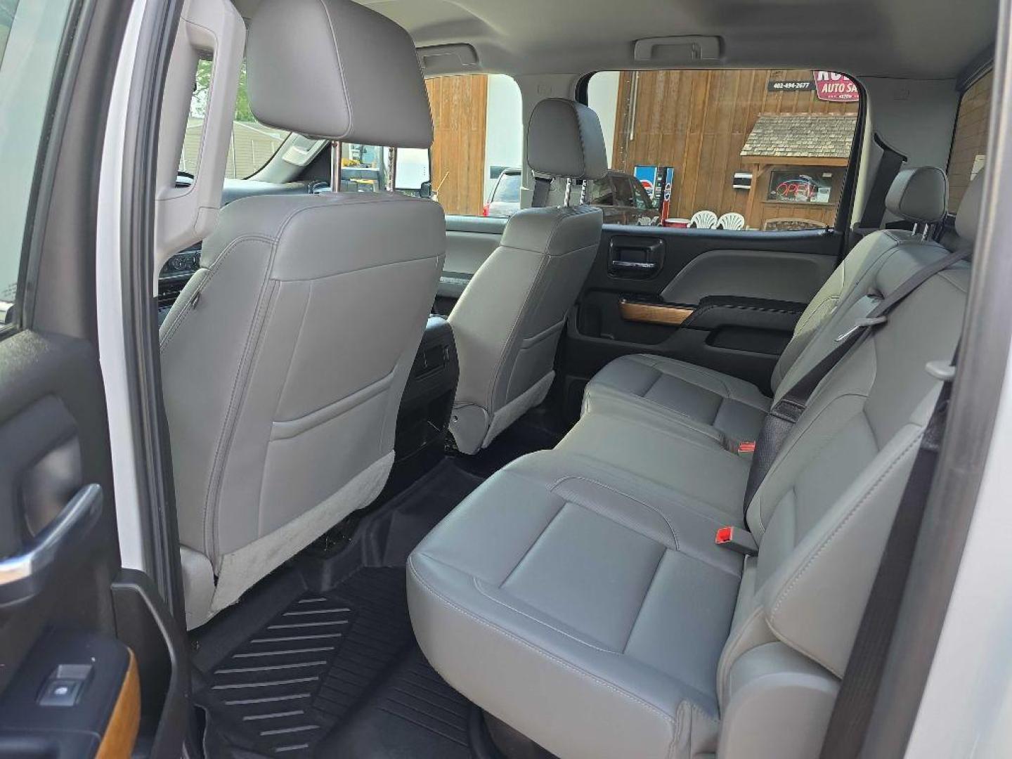 2018 WHITE CHEVROLET SILVERADO 2500 HEAVY DUTY LTZ (1GC1KWEG6JF) with an 6.0L engine, Automatic transmission, located at 495 Old Highway 20 West, South Sioux City, NE, 68776, (402) 494-2677, 42.458408, -96.443512 - Photo#4