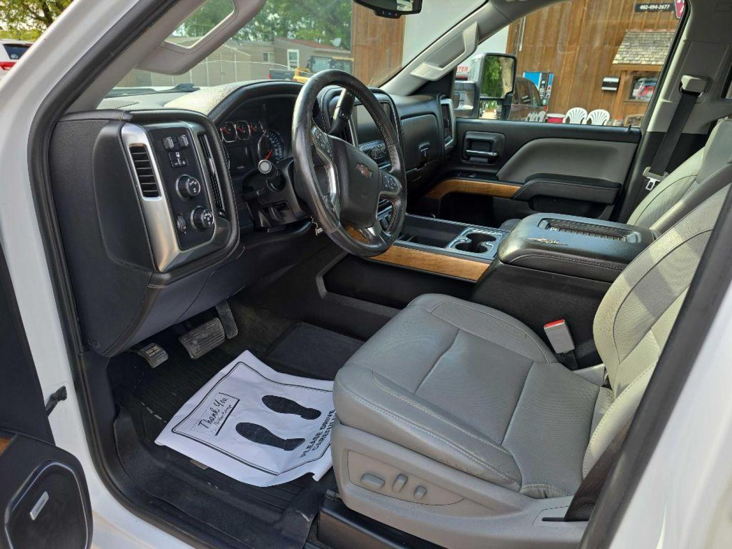 2018 WHITE CHEVROLET SILVERADO 2500 HEAVY DUTY LTZ (1GC1KWEG6JF) with an 6.0L engine, Automatic transmission, located at 495 Old Highway 20 West, South Sioux City, NE, 68776, (402) 494-2677, 42.458408, -96.443512 - Photo#5