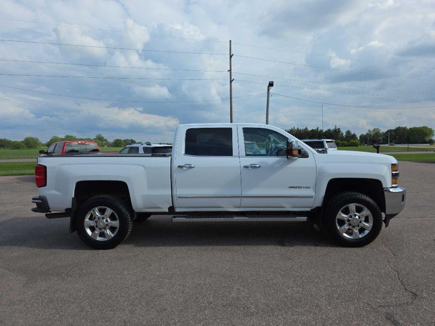 2018 WHITE CHEVROLET SILVERADO 2500 HEAVY DUTY LTZ (1GC1KWEG6JF) with an 6.0L engine, Automatic transmission, located at 495 Old Highway 20 West, South Sioux City, NE, 68776, (402) 494-2677, 42.458408, -96.443512 - Photo#6