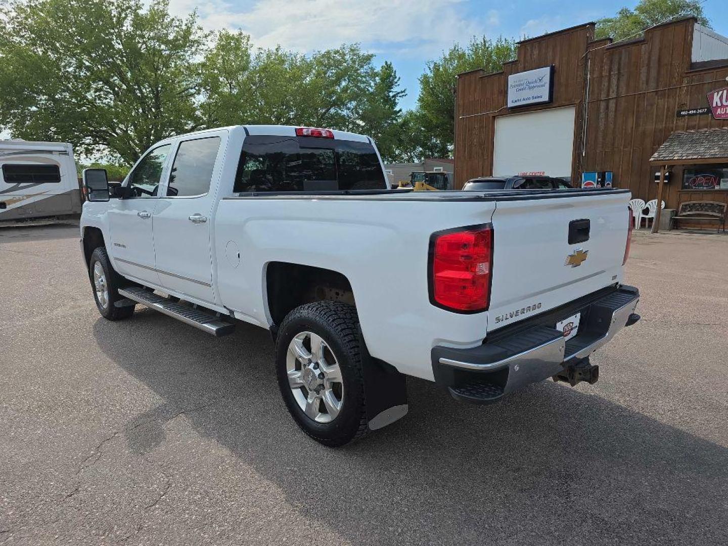 2018 WHITE CHEVROLET SILVERADO 2500 HEAVY DUTY LTZ (1GC1KWEG6JF) with an 6.0L engine, Automatic transmission, located at 495 Old Highway 20 West, South Sioux City, NE, 68776, (402) 494-2677, 42.458408, -96.443512 - Photo#7